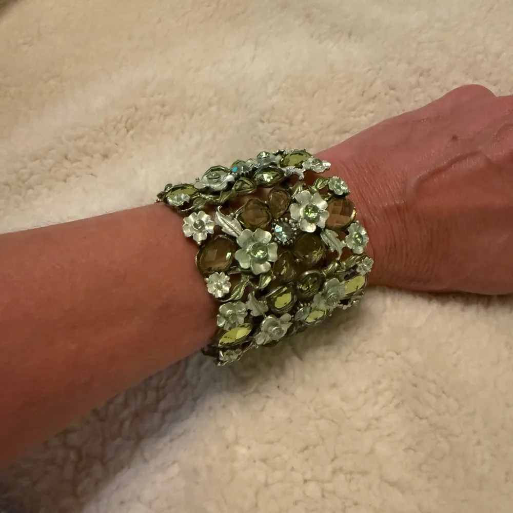 Elegant Floral Green Bracelet - Picture 3 of 3